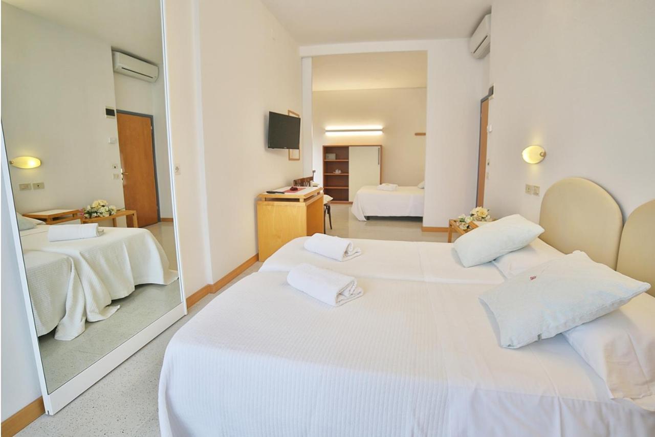 Hotel Pinocchio Cattolica Esterno foto